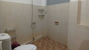 Kamar Standar | Kamar mandi | Handuk, sabun, sampo, dan tisu toilet