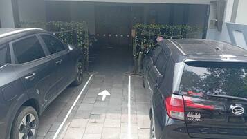 Tempat letak kenderaan sendiri percuma