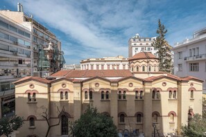 A historic building with a central dome, surrounded by modern high-rise buildings. - Stylish Studio KingBed&Workspace-WkndNse (Athina)