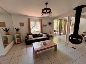 Un salon avec un canapé, une table basse et une cheminée.