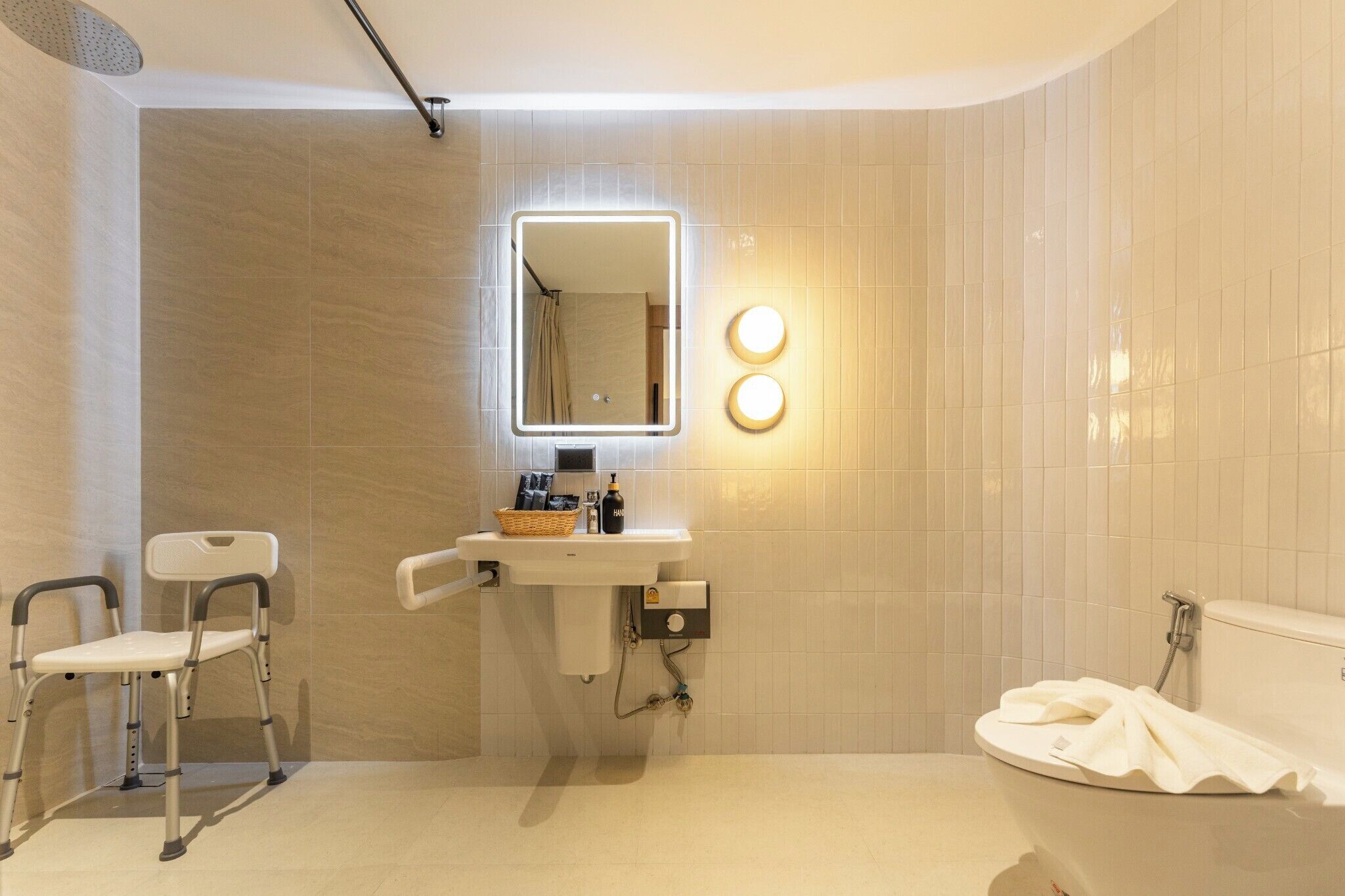 ห้องดีลักซ์ทริปเปิล | ห้องน้ำ | ไดร์เป่าผม, รองเท้าสวมภายในห้อง, โถสุขภัณฑ์แบบบิเดท์, ผ้าเช็ดตัว