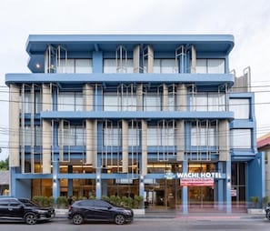 A hotel with a modern design, featuring a prominent sign for the WACHI HOTEL. - Wachi Hotel (Songkhla)