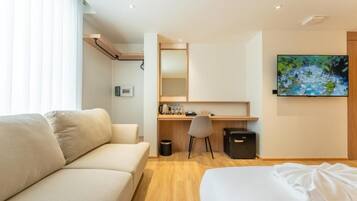 Deluxe Triple Room | In-room safe, WiFi (free)