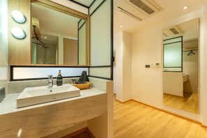 Standard Double Room, City View | Bilik Mandi | Pancuran mandi, pengering rambut, selipar, tuala disediakan 