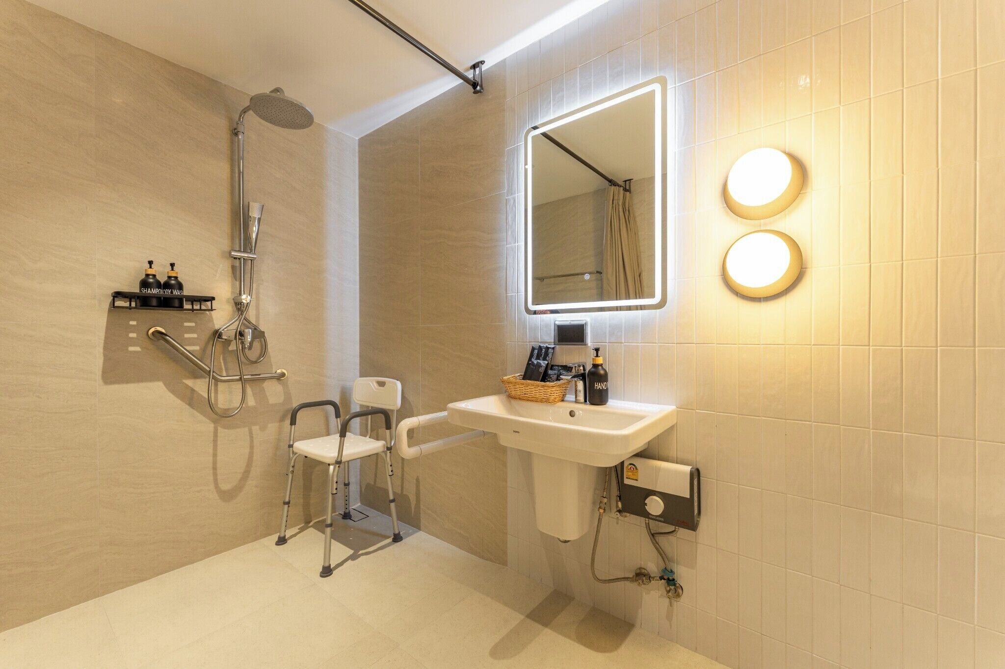 Deluxe Triple Room | Bathroom | Hair dryer, slippers, bidet, towels