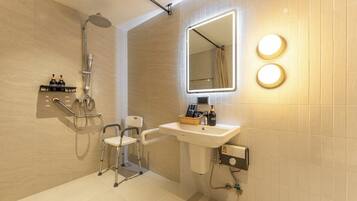 Deluxe Triple Room | Bathroom | Hair dryer, slippers, bidet, towels