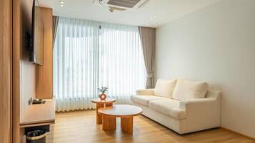 Suite, City View | Living area