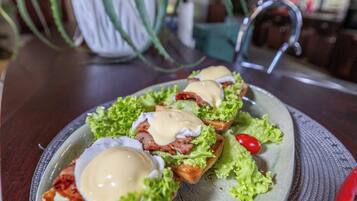 Une assiette de nourriture avec une plante verte en arrière-plan.