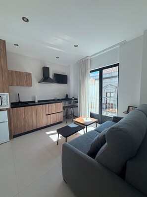Un apartamento moderno con cocina, comedor y sala de estar.
