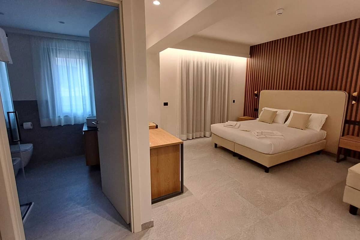 Estudio estándar, vistas a la ciudad | Ropa de cama de alta calidad, edredones de plumas, caja fuerte