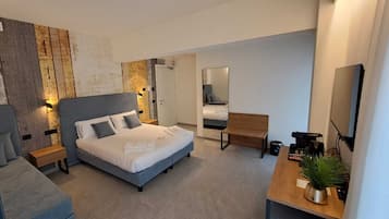 Chambre Triple Deluxe, vue ville | Literie de qualité supérieure, couette en duvet d'oie