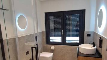 Superior-Studio, Stadtblick | Badezimmer | Dusche, Regendusche, Haartrockner, Handtücher