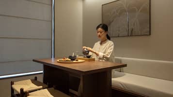 Signature Room, 2 Queen Beds, City View | Dining