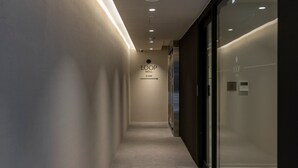 Un couloir avec une enseigne indiquant : « LOOP SEOUL BY ANDOK ».