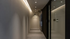 Un couloir avec une enseigne indiquant : « LOOP SEOUL BY ANDOK ».