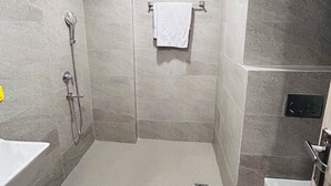 Une salle de bain moderne équipée d’une douche, de toilettes et d’un lavabo.
