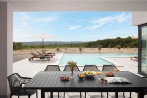 Outdoor dining - Villa Victor (Raša)