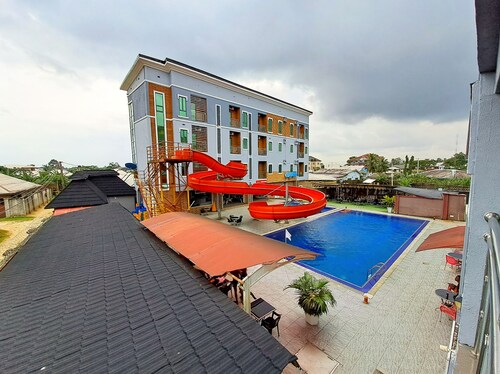 Boveeri Pavilion & Suites