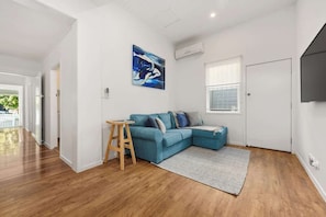 Interior - Contemporary Cute! 2bed/1bath/1car~house~10min CBD (Brisbane)