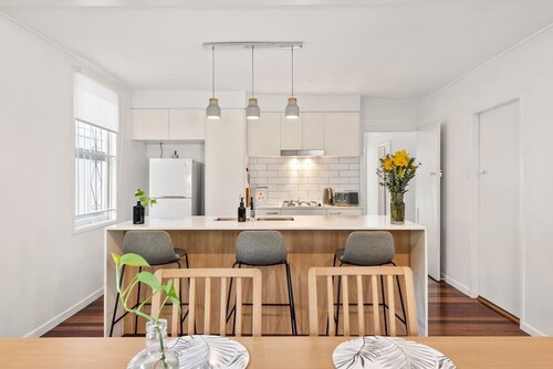 Contemporary Cute! 2bed/1bath/1car~house~10min CBD