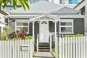 Interior - Contemporary Cute! 2bed/1bath/1car~house~10min CBD (Brisbane)