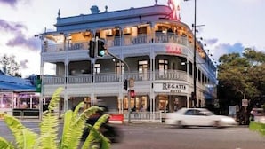 Ein mehrstöckiges Gebäude mit Balkonen, ein Restaurant namens 'Regatta' und ein Schild mit 'XXX' oben.