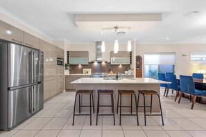 Interior - Open Plan! 3 Bedroom House - Taringa (Brisbane)