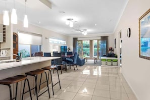 Front of property - Open Plan! 3 Bedroom House - Taringa (Brisbane)