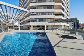 A modern hotel with a rooftop pool, outdoor seating, and a covered area. - Amazing Astor ~ 2bed, 2bath, 1car, Pool! (Brisbane)