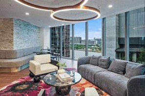 Ein stilvoller Lounge-Bereich mit einer Couch, Sesseln und einem Couchtisch.