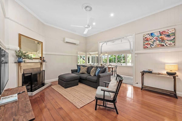 Poppy's Place! 4bed/1bath/2car/views/house ~Bardon - 브리즈번