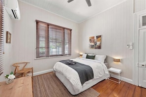 Interior - Poppy's Place! 4bed/1bath/2car/views/house ~bardon (Brisbane)