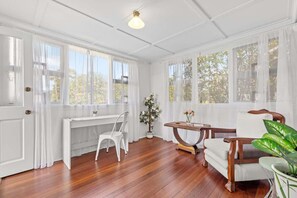 Interior - Nans House! 2bed, 1bath, 1car ~ East Brisbane (Brisbane)