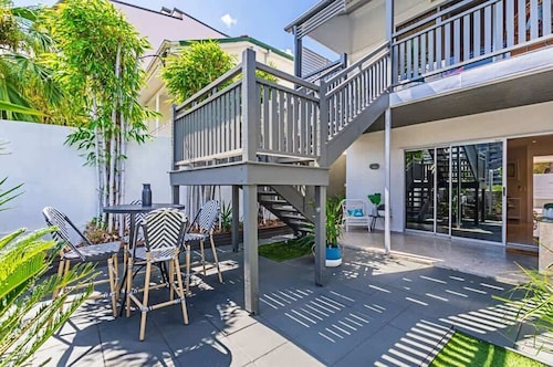 Luxe Inner-city Home With City Views! ~ Teneriffe