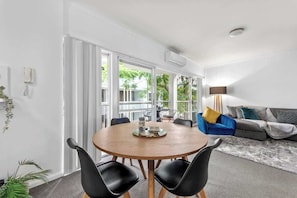 Interior - Convenient & Comfy! ~ 2bed, 2bath, 2car, Balcony (Brisbane)