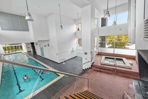 Ein moderner, überdachter Pool mit Blick ins Freie.