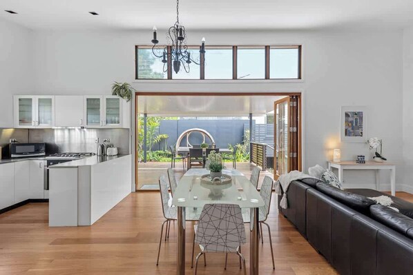Interior - Contemporary Character! 3bed/1.5bath/1car~new Farm (Brisbane)