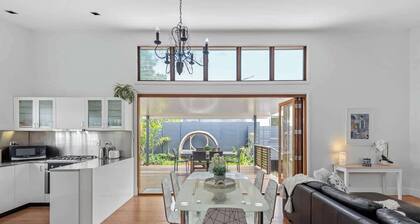 Contemporary Character! 3bed/1.5bath/1car~new Farm