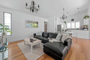 Interior - Contemporary Character! 3bed/1.5bath/1car~new Farm (Brisbane)