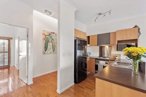 Eine moderne Küche mit Kühlschrank, Herd und Mikrowelle.