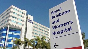 Un panneau indiquant l’hôpital Royal Brisbane et l’hôpital pour femmes, avec une flèche bien visible pointant vers la gauche.
