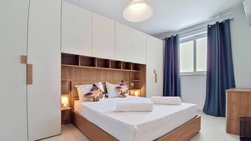 Iron/ironing board, WiFi, bed sheets
