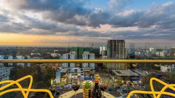 Apartemen Deluks, balkon, pemandangan kota | Tempat makan outdoor