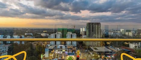 Deluxe-Apartment, Balkon, Stadtblick | Speisen im Freien