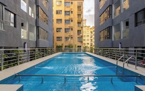 Una piscina al aire libre
