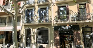 Un edificio con un restaurante llamado 'PASUSHIKI II GRILL' en la planta baja.