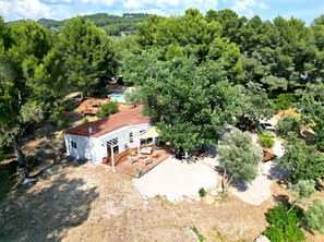 A house with a patio, a pool, and surrounding trees. - Wooden house / Swimming pool / Private Guinguette / Sea view / Air conditioning / Jacuzzi optional (Le Beausset)