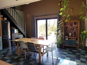 Un comedor con una mesa, sillas y una escalera.