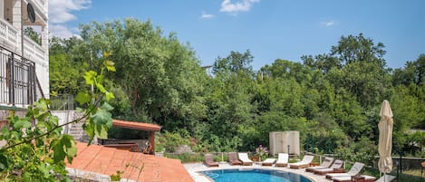 Una piscina al aire libre de temporada