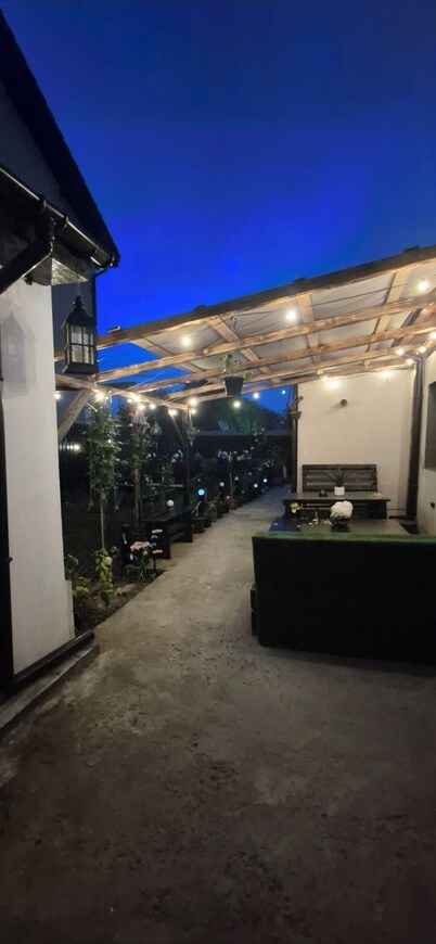 Warm Lights Tiny House – Căsuță centrală cu grădină